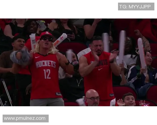 足球明星激情扔出球衣瞬间引发热议视频曝光球迷欢呼声不断 足球明星激情扔出球衣瞬间引发热议视频曝光球迷欢呼声不断